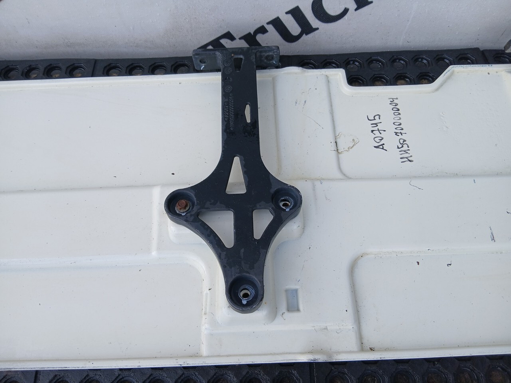 Спойлер кабины боковой левый 2023г