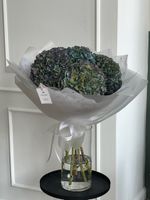 Моно букет из гортензии в темном оттенке