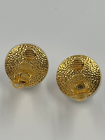 «Жемчужные» клипсы Chanel с лого