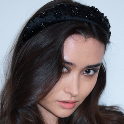 Ободок объемный с черными ромашками