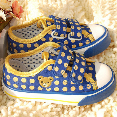 Кеды в горох с аппликацией медведя и контрастной окантовкой