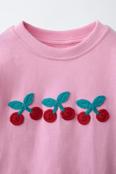 ZARA ФУТБОЛКА С ВЫШИТЫМИ ФРУКТАМИ КРОШЕ, РОЗОВЫЙ