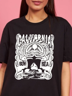 Футболка женская базовая черная с принтом California