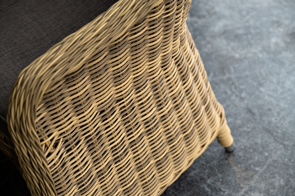 "Равенна" плетеное кресло из искусственного ротанга, цвет соломенный с серой подушкой