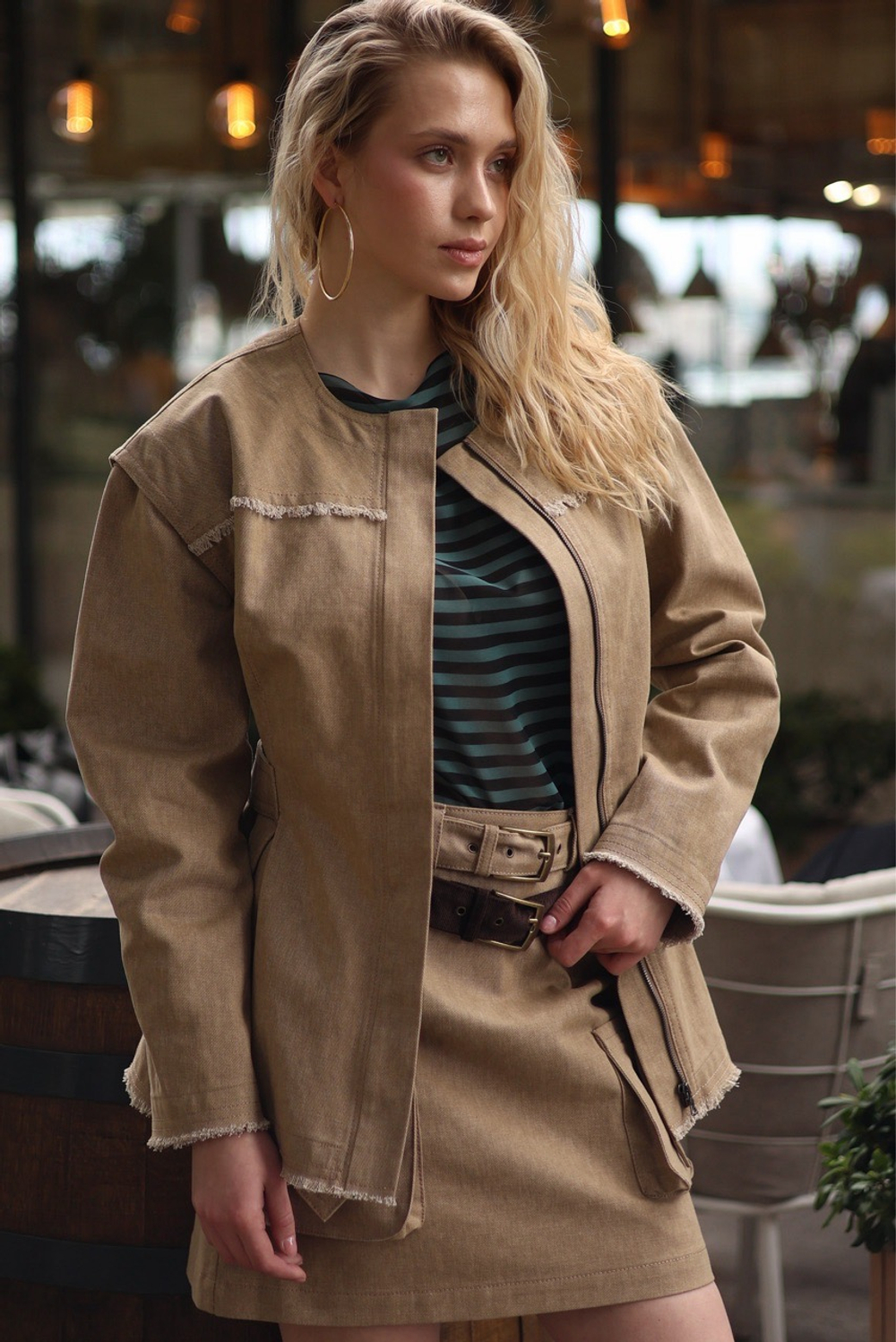 Юбка из джинсовой ткани с карманами и двойным ремнем