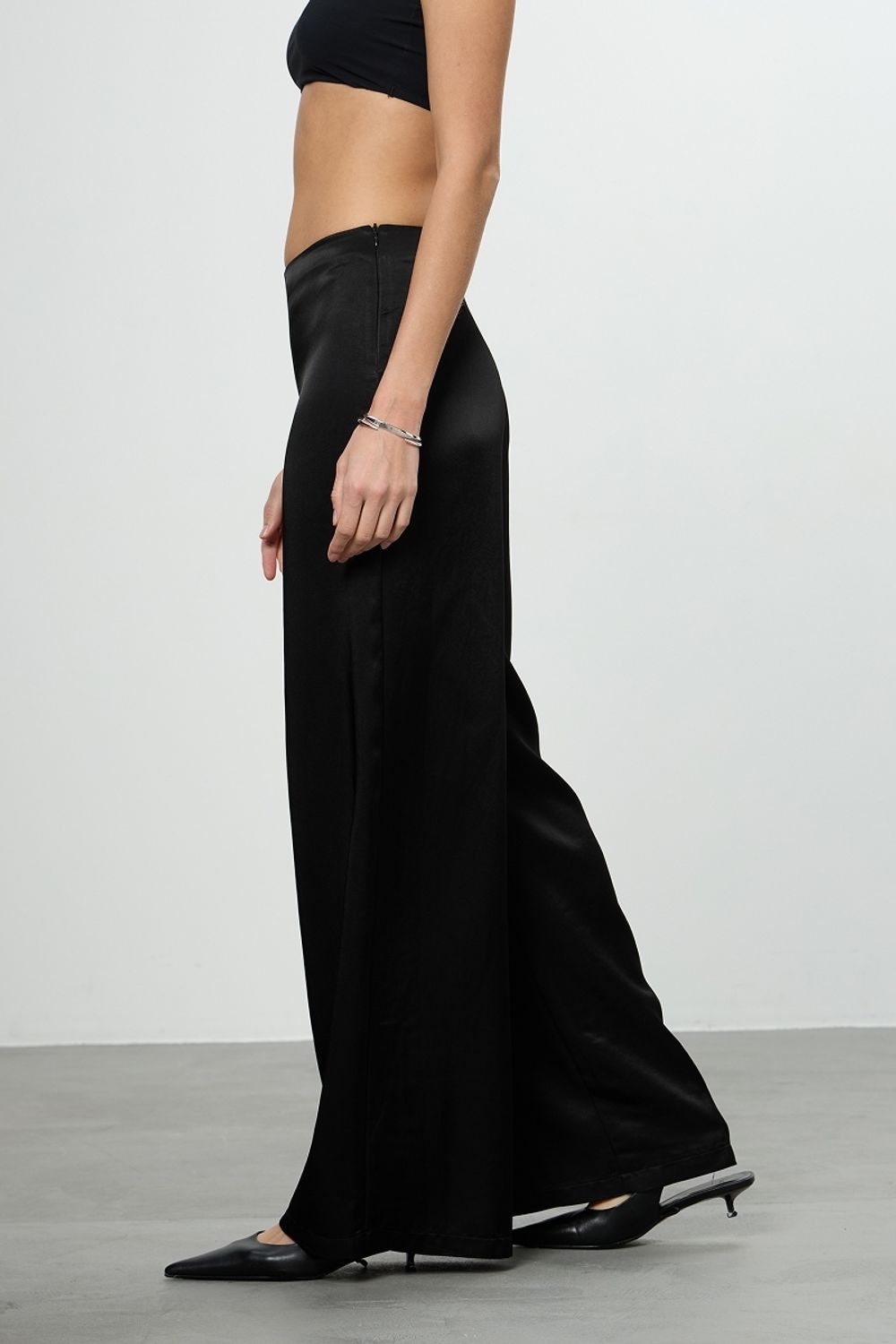 Брюки Палаццо боковая молния черная атласная вискоза