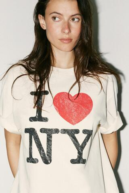 ZARA ФУТБОЛКА ИЗ ТКАНИ С ЭФФЕКТОМ ПОТЕРТОСТИ С ПРИНТОМ NY®, ЖЕЛТОВАТО-БЕЛЫЙ