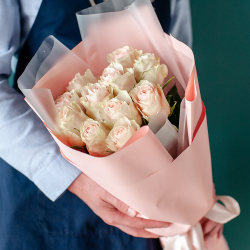 11 нежно-розовых роз в оформлении