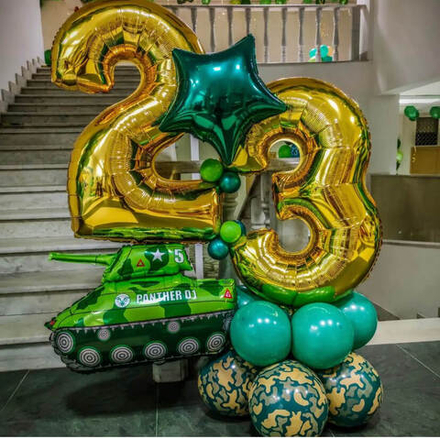 Танк и Цифры 23 на стойке из шаров
