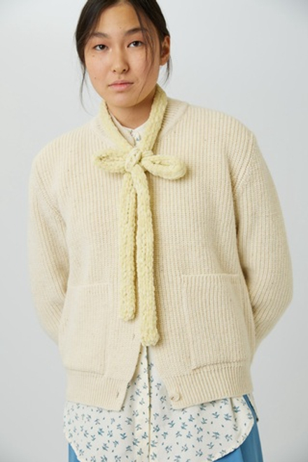 Шарфик из плюшевой пряжи лимонного цвета