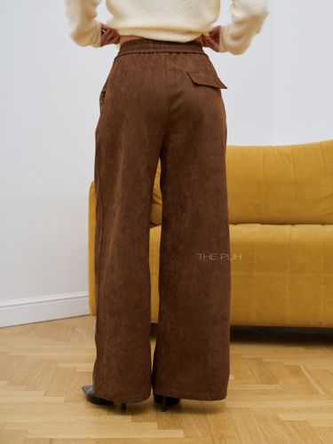 Коричневые брюки из эко-замши с защипами