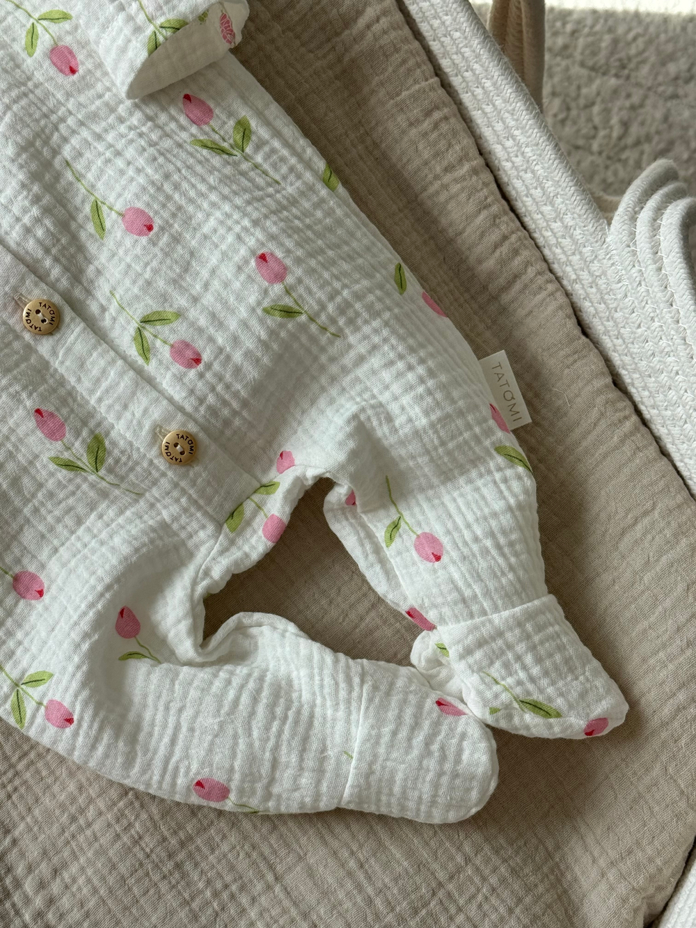 Комбинезон с рюшами и чепчик, Тюльпаны