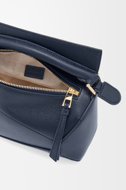 Loewe Мини-сумка Puzzle Edge из мягкой зернистой телячьей кожи, морской синий