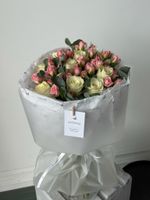 Букет из кустовых роз, одноголовых роз и эвкалипта