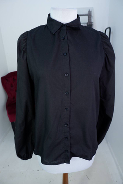 Блузка практичная и стильная, визуально на 46 размер