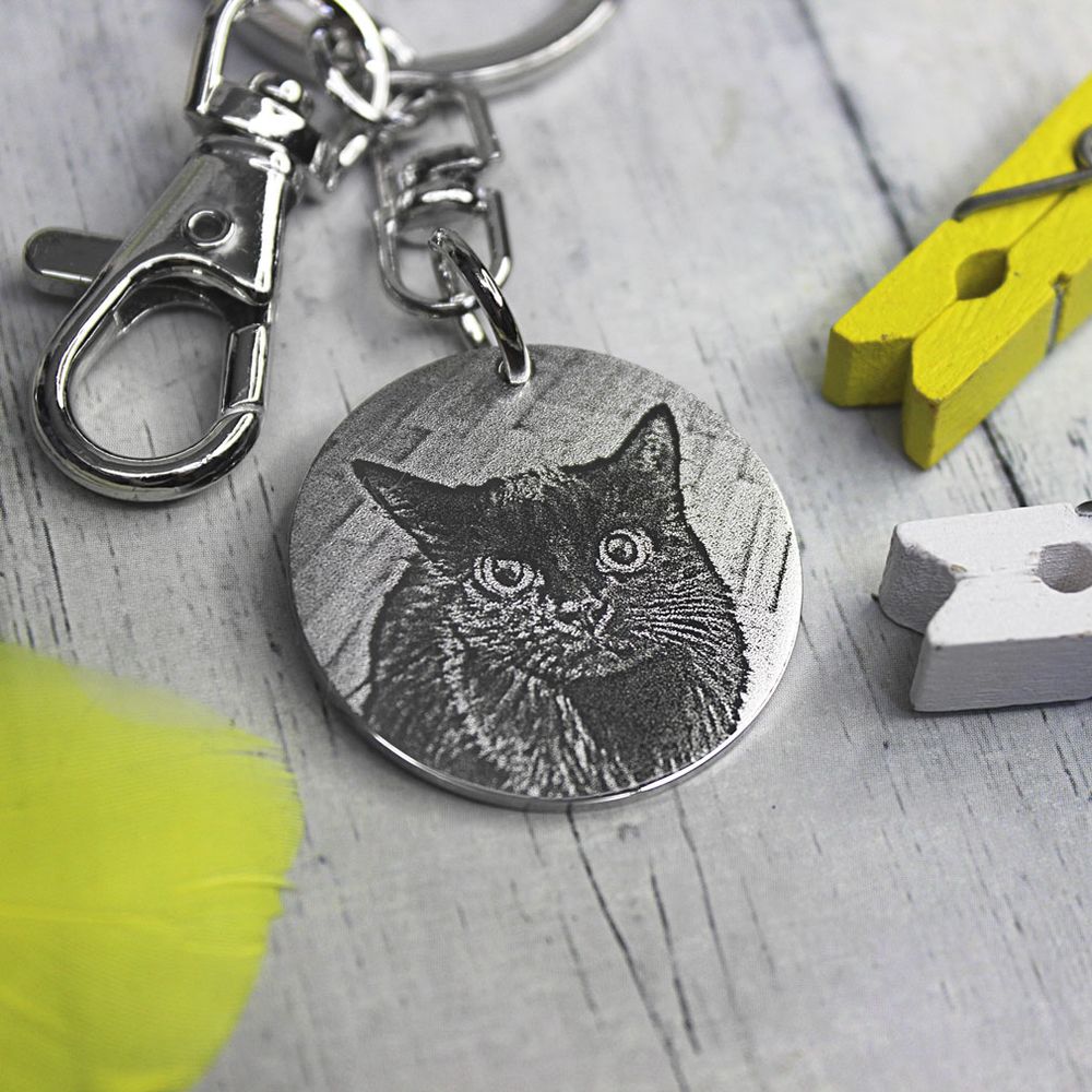 Круглый брелок с гравировкой фотографии собаки на заказ