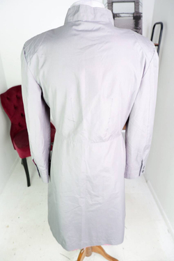 Плащ серого цвета, визуально на 44 размер