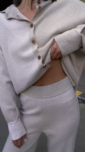 Трикотажный костюм с брюками в бежевом цвете