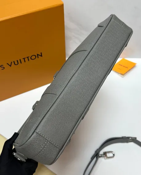 Портфель Louis Vuitton Porte Documents Voyage PM кожа Taiga