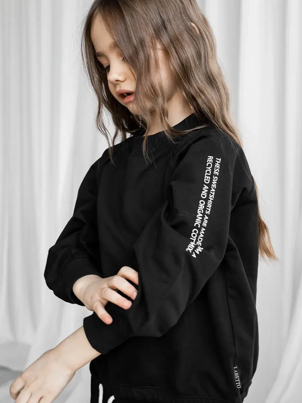 Черный костюм для девочки, толстовка и юбка