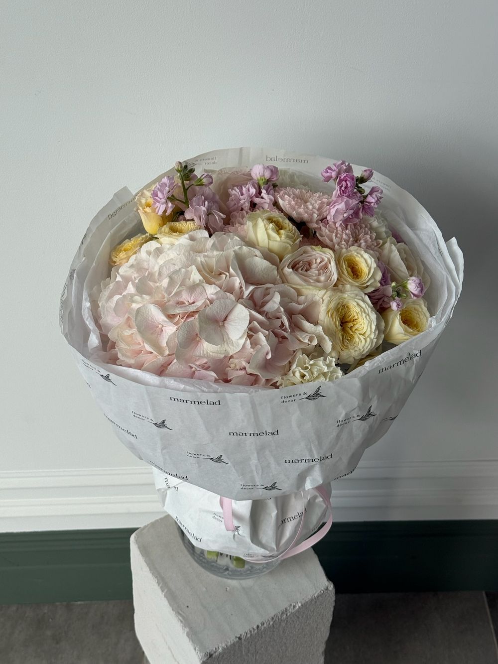 Букет из гортензии, хризантемы, диантусов, маттиолы и кустовых пионовидных роз