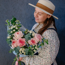 151. Акварельный букет в розово-голубой гамме с оксипеталумом