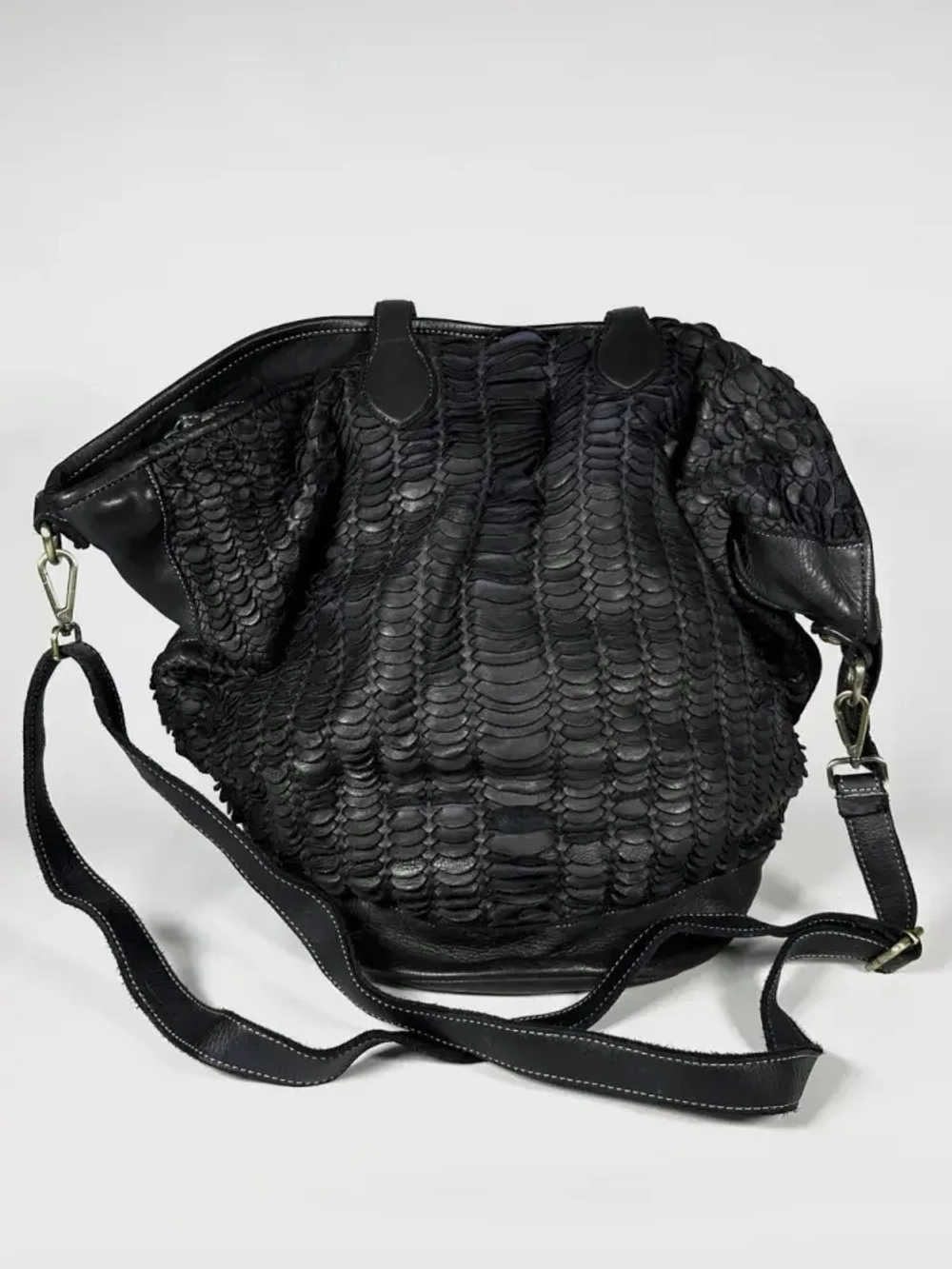 Женская большая плетеная сумка черного цвета