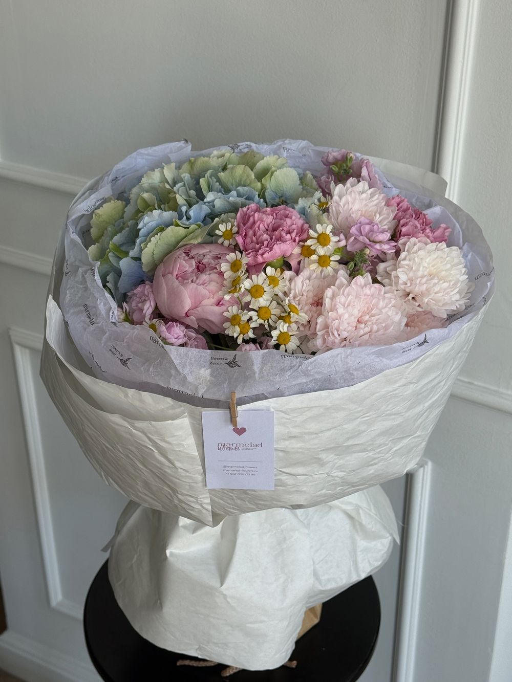 Букет сборный из гортензии, хризантемы, пионов, диантусов и ромашки