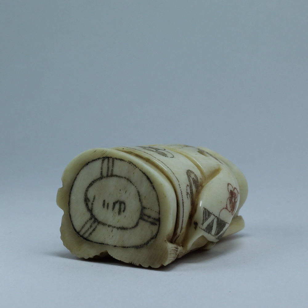 Нэцкэ Дзюродзин с метлой и корзиной рыбы