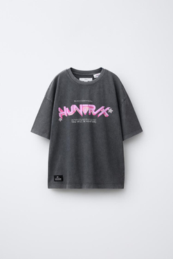 ZARA ФУТБОЛКА С ЭФФЕКТОМ ПОТЕРТОСТИ И ПРИНТОМ KPOP DEMON HUNTERS™ NETFLIX ©, ТЕМНЫЙ АНТРАЦИТ