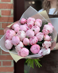 Букет из 31 пиона