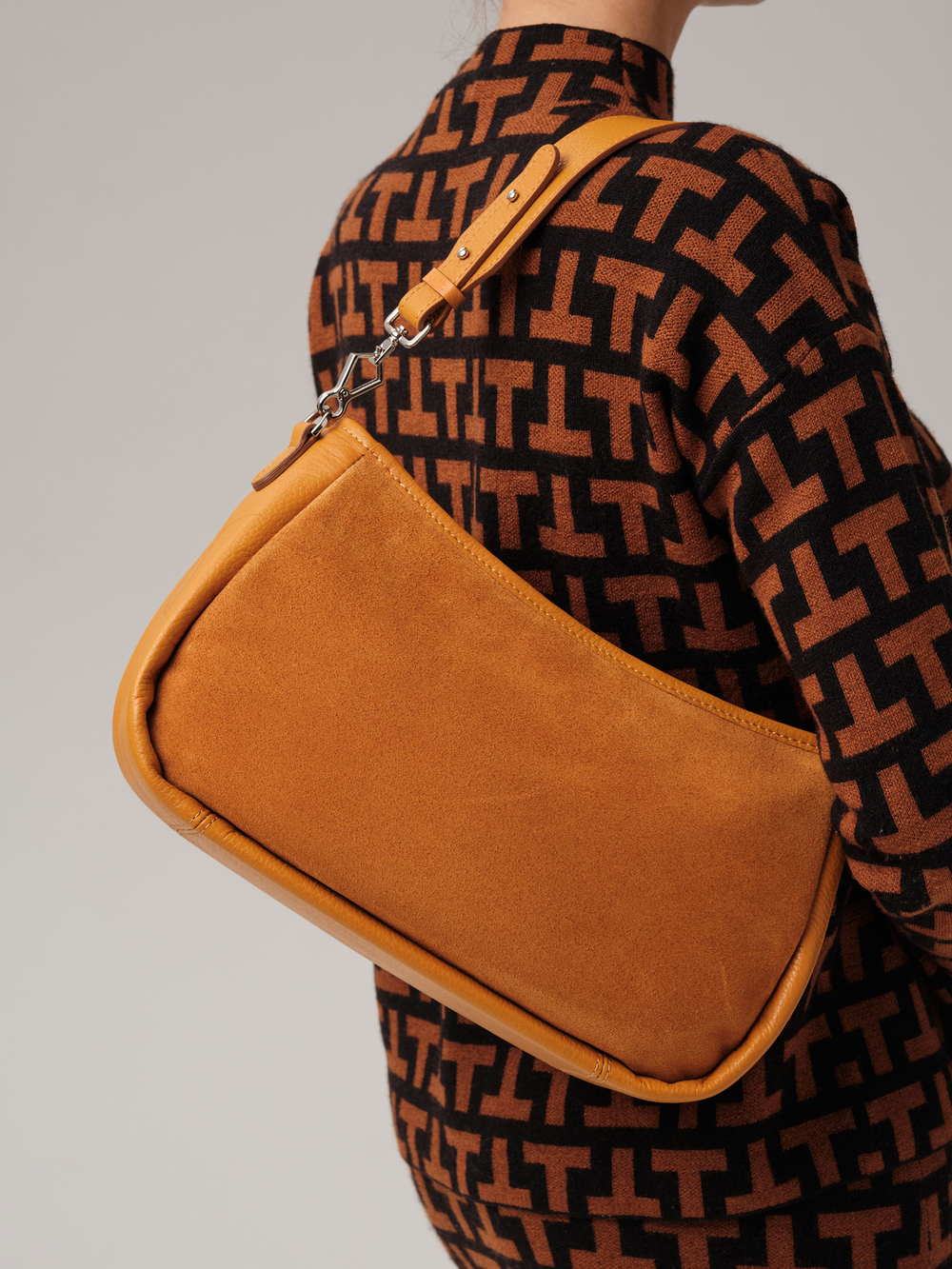 Замшевая сумка Azaro 30639 оранжевый карандаш