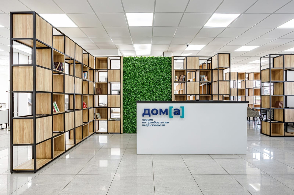 2.23. Вертикальное озеленение офисного пространства искусственной зеленью.