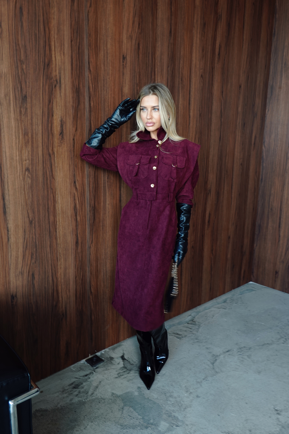 Платье из спандекса с акцентными плечами и карманами