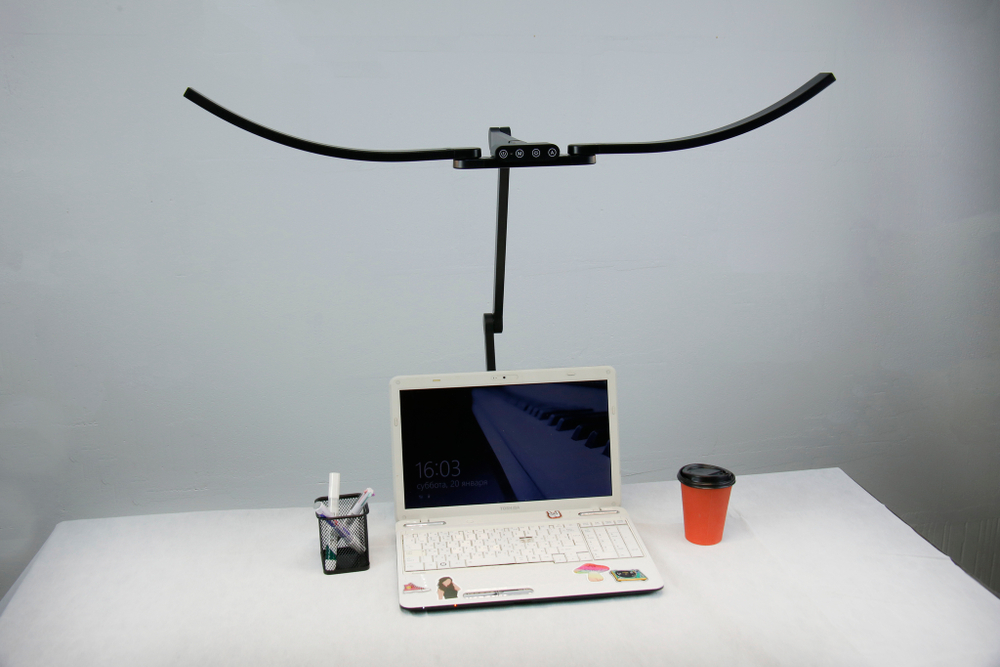 Светильник FRIENDME бестеневой настольный на струбцине светодиодный No. 5 черный с тройным источником света. Яркость - 1400 lum. 24W.