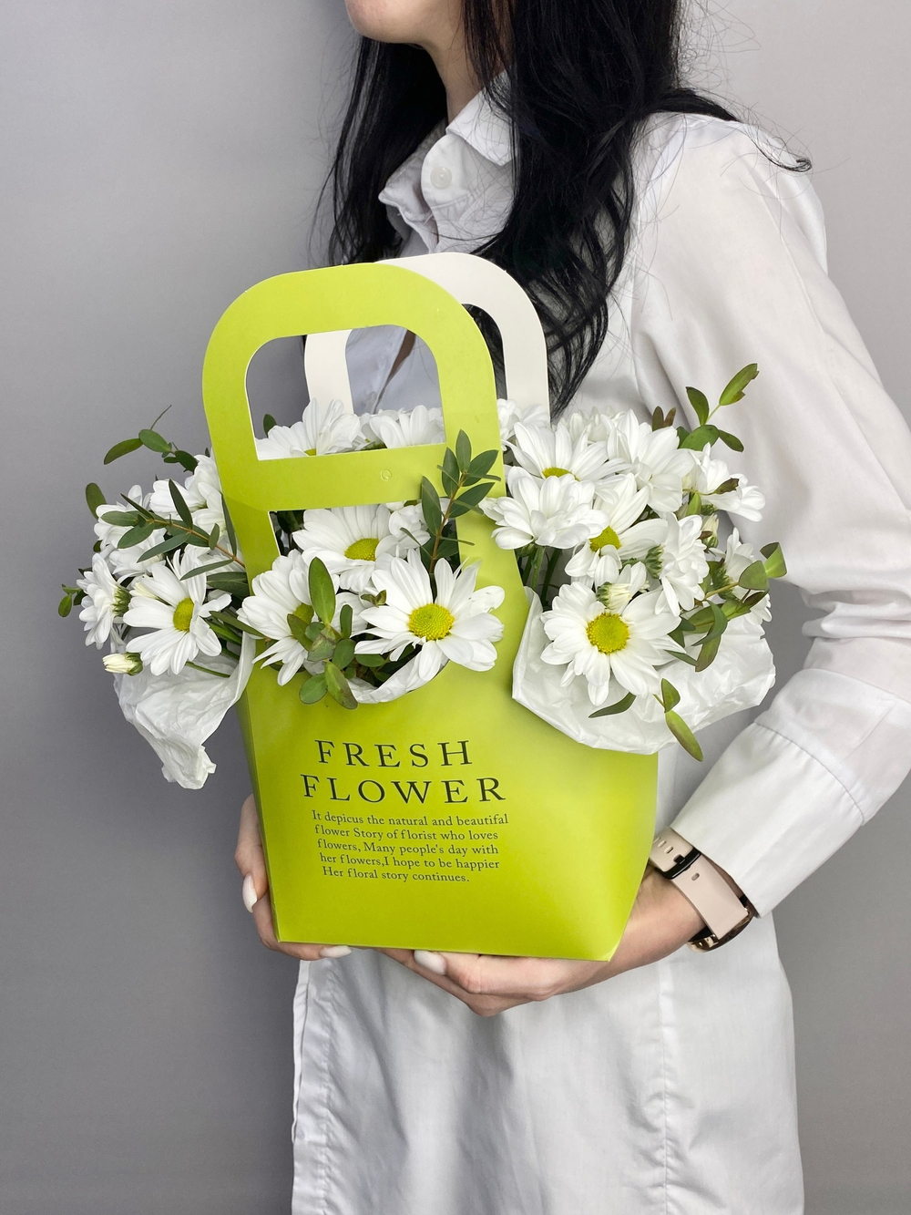 Ромашки в сумке с эвкалиптом