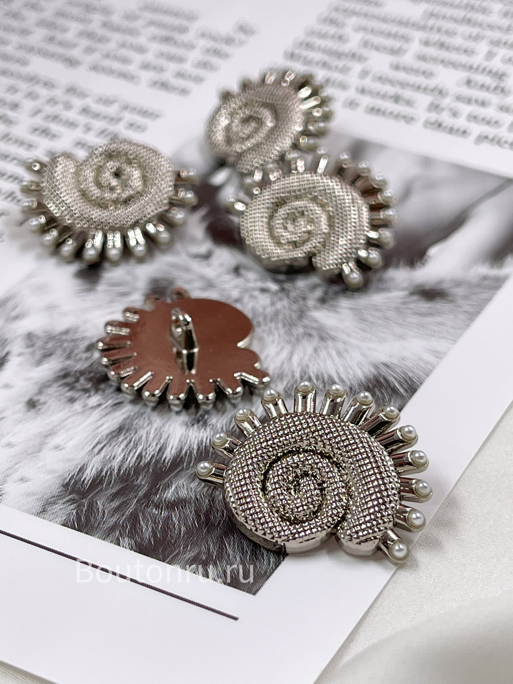 Пуговицы  Скиапар. серебристые рельефные в форме ракушки с жемчугом