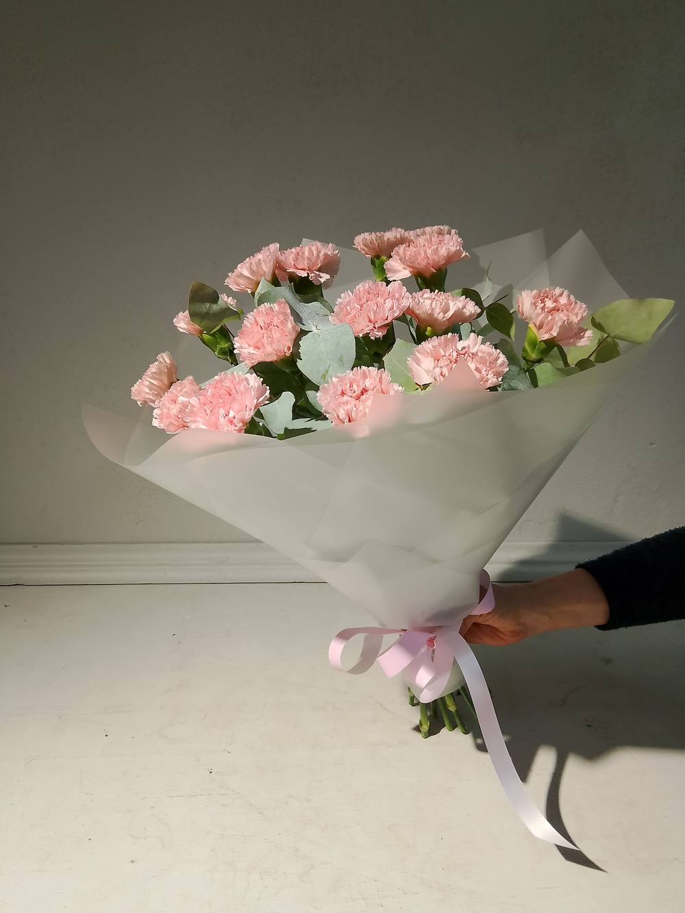 Гвоздика бывает стильной в букете с эвкалиптом (М0020)