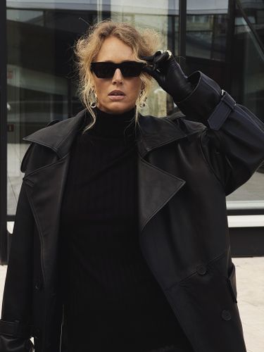 Черный кожаный тренч