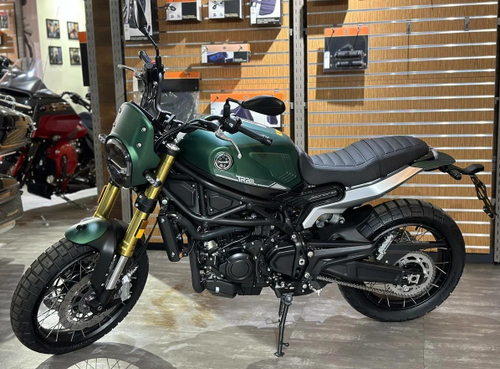 Benelli Leoncino 800 Trail (Green)
