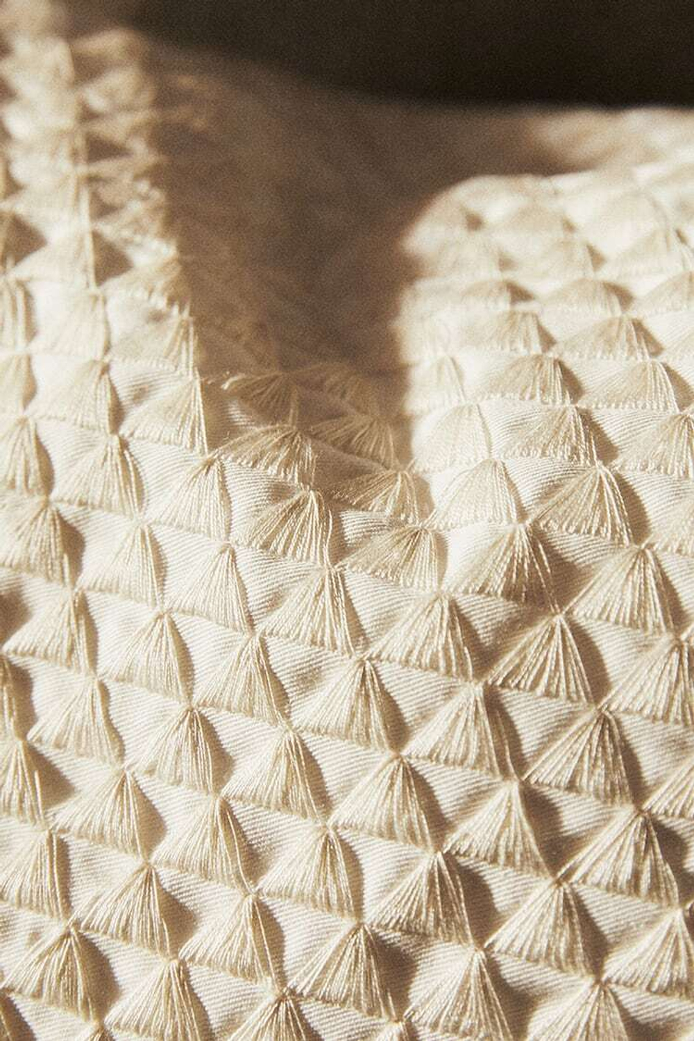 ZARA HOME ЧЕХОЛ ДЛЯ ДЕКОРАТИВНОЙ ПОДУШКИ С ВЫШИВКОЙ, КРЕМОВЫЙ