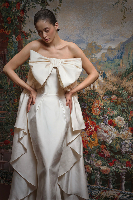 Платье макси из дикого шелка с накладным шлейфом, декорированным объемным бантом