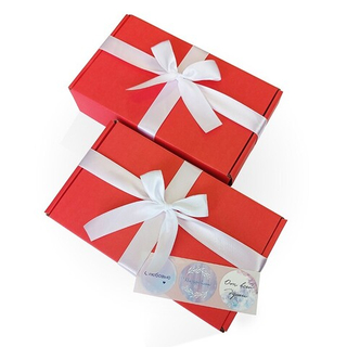 Набор коробок 2 в1 с лентой +наклейка 225х135х55 красный,белый бант 2 шт