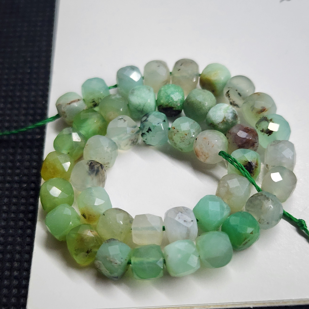 Хризопраз, бусина куб в огранке, 5мм, цена за нить 19см