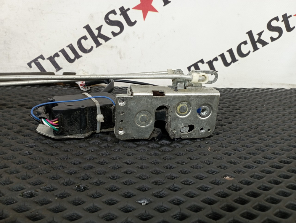 Замок двери левой 2023г