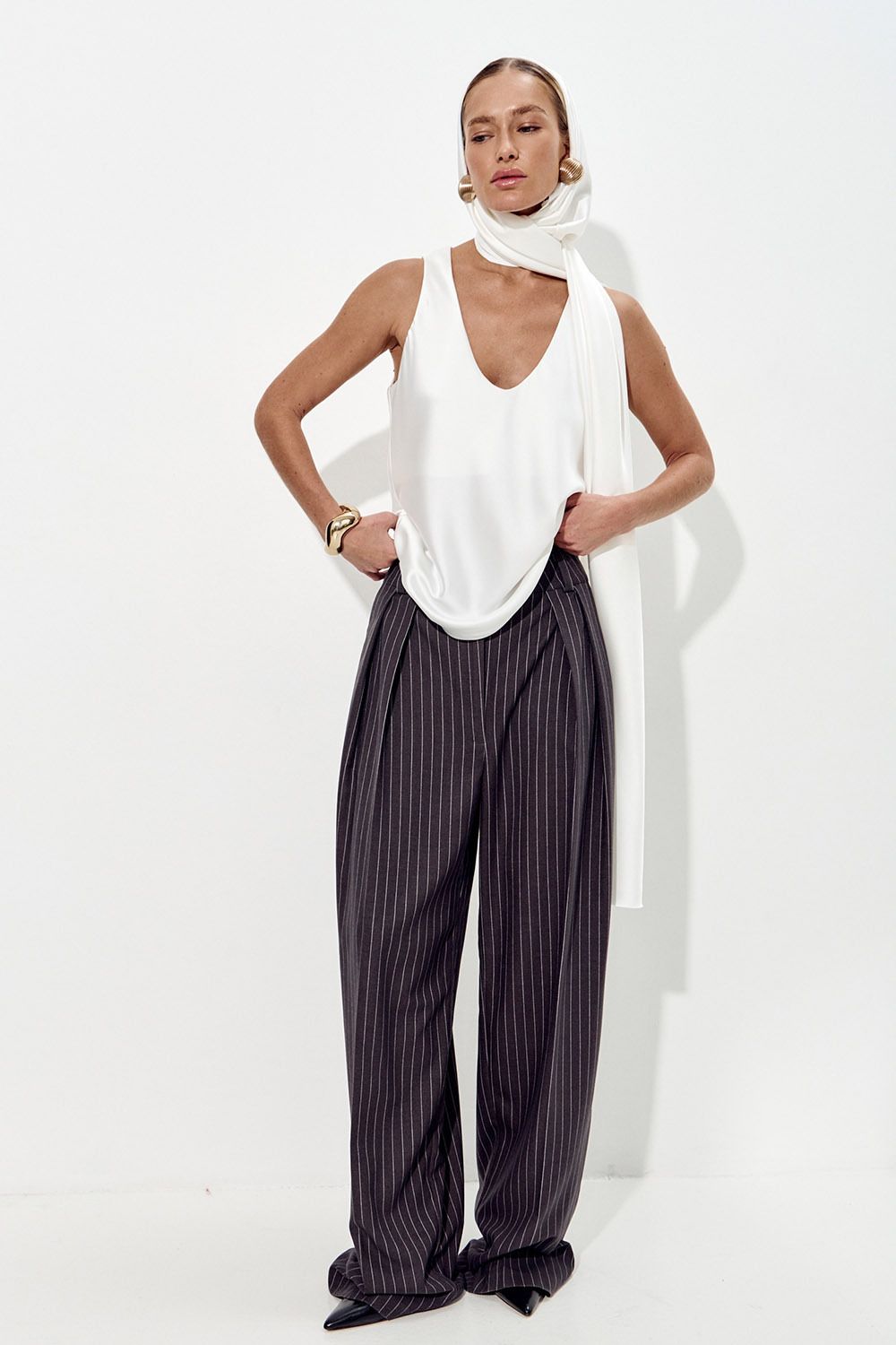 Брюки палаццо свободные с защипами темно-серого цвета в полоску