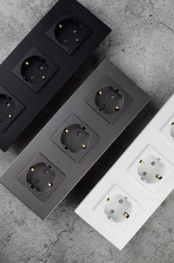 Розетки черные тройные с заземлением