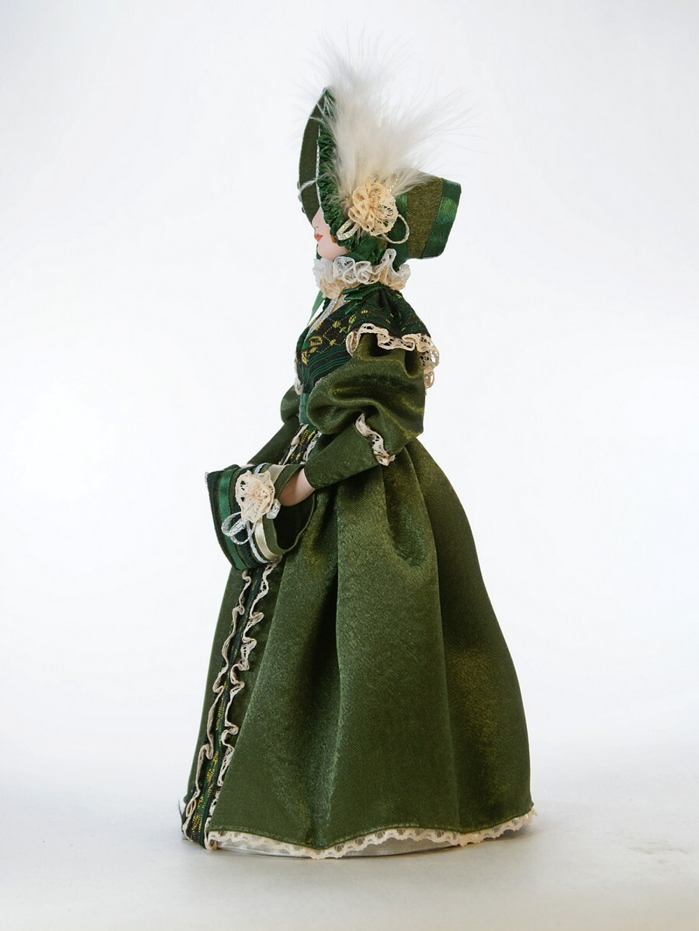 Кукла фарфоровая коллекционная Дама с муфтой и в капоре в костюме 19 века
