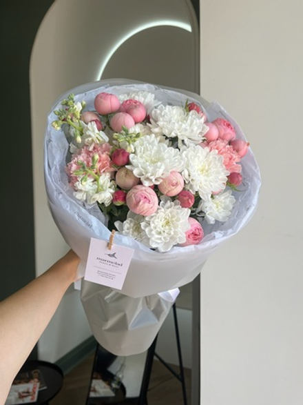 Букет сборный из хризантемы, кустовых пионовидных роз и маттиолы