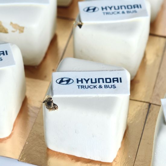 Пирожное кубик с логотипом компании